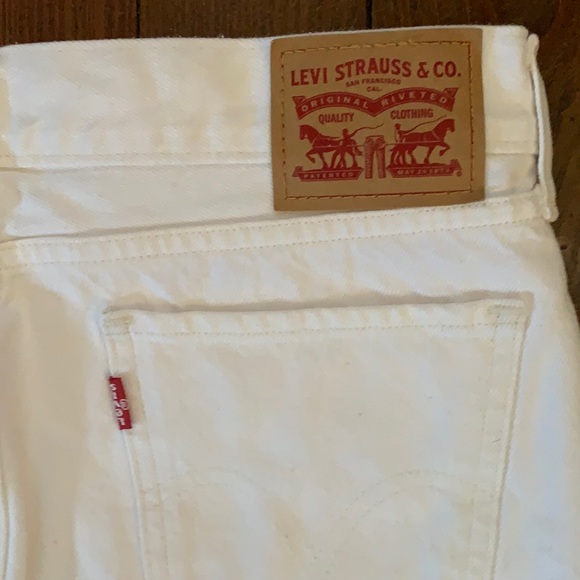 Levi’s low waisted white mini skirt with raw hem - Picture 4 of 4